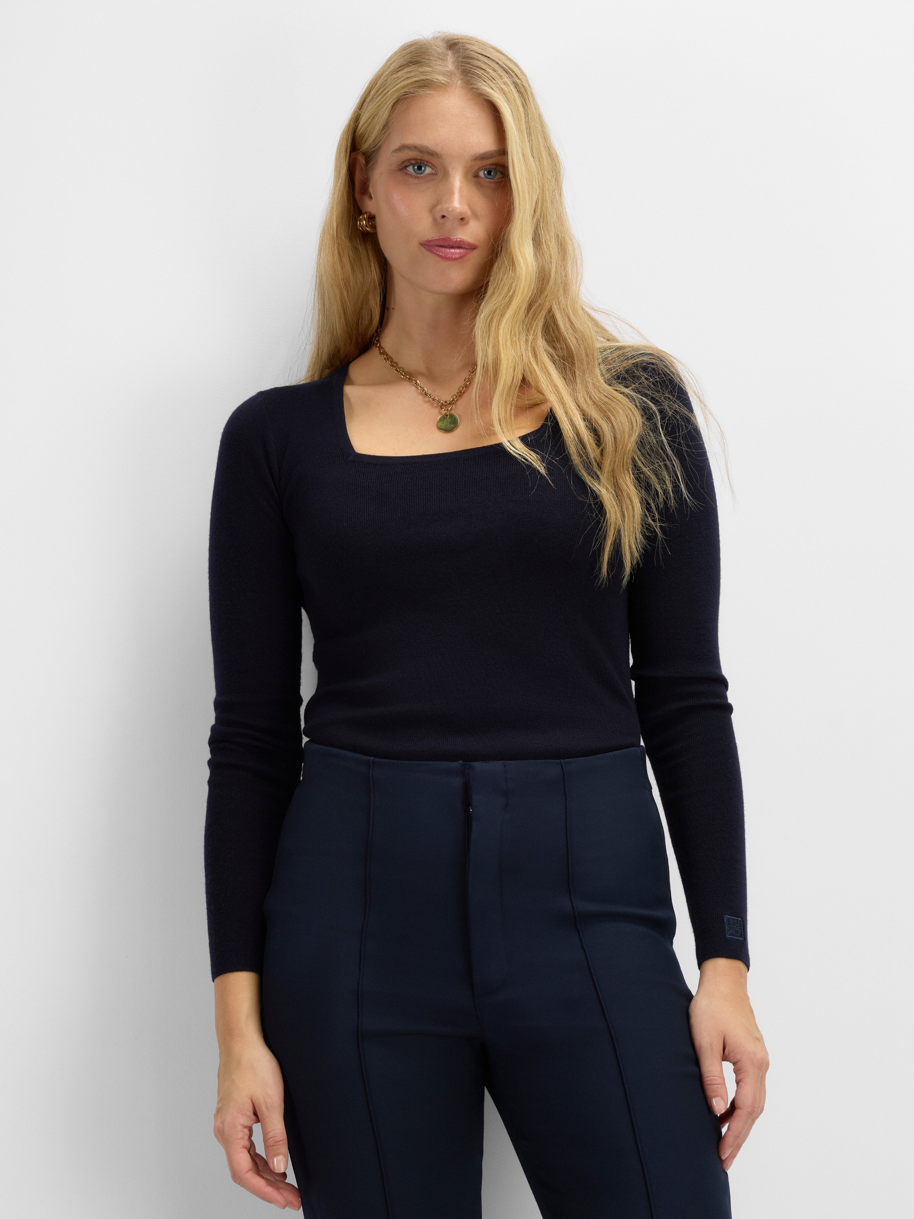 Lifjellet Knitted Roundneck Woman Dark Blue