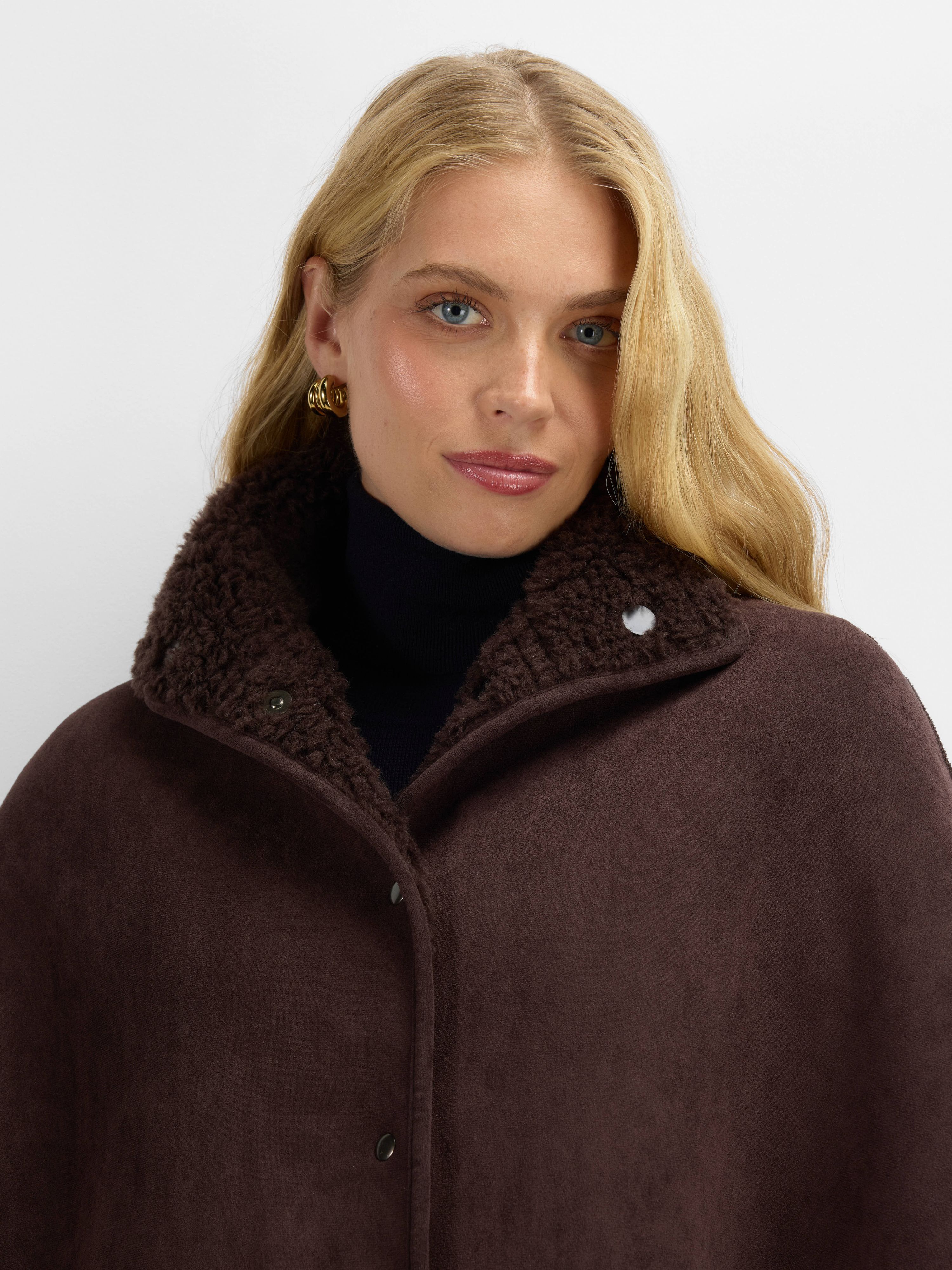 Solbakken Lambwool Cape Mocca